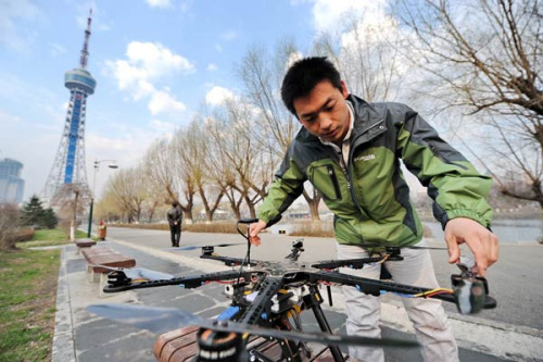 Zhao Fengjun prepares propellers of an air vehicle in Changchun, Northeast China's Jilin province, May 3, 2013. [Photo/Xinhua] 