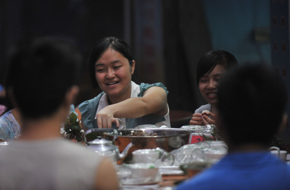 Chinese diners eat dog meat at a restaurant in Yulin city, south Chinas Guangxi Zhuang Autonomous Region, 21 June 2012. [Photo: Imagine China]