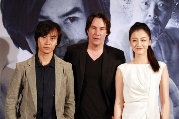 Director Keanu Reeves (C), actor Chen Hu (L) and Ye Qin promotes their movie Man of Tai Chi in Hangzhou, Zhejiang province on June 24, 2013. Reeves' director debut is scheduled to screen on July 5. [Photo/Xinhua]