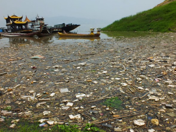  Home / Photo / China Yangtze River plagued by floating garbage Updated: 2013-07-16 11:11 ( chinadaily.com.cn) Comments Print Mail Large Medium  Small Yangtze River plagued by floating garbage  A section of Yangtze River in the upper reaches of Three Gorges Dam, in Yichang, Central China's Hubei province, is covered in floating garbage, on July 15, 2013. [Photo by Liujunfeng/Asianewsphoto]