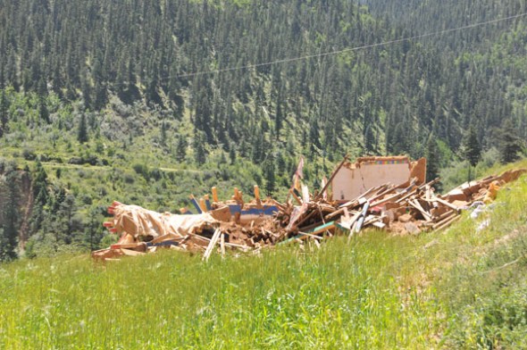 Collapsed houses in Mizha village, Zogang county in Tibet autonomous region, Aug 13, 2013. A rescue team arrived in the region after climbing over a 4,000-meter mountain on Tuesday. A 6.1-magnitude earthquake jolted the border region of Zogang county and Markam county in Qamdo prefecture, Tibet autonomous region. at 5:23 am Monday. Altogether 87 people were injured and 570,000 people affected. [Photo/Asianewsphoto]