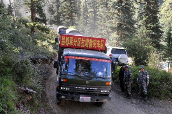 Trucks carrying relief materials arrive at quake-hit Zogang county, Aug 13, 2013. [Photo/Xinhua]