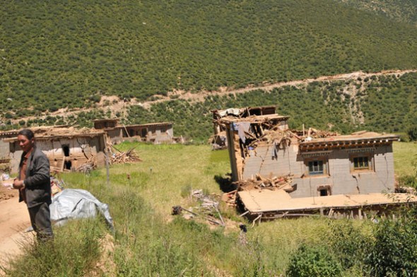 Collapsed houses toppled by a 6.1-magnitude earthquake in Mizha village, Zogang county, Aug 13, 2013. [Photo/Asianewsphoto]