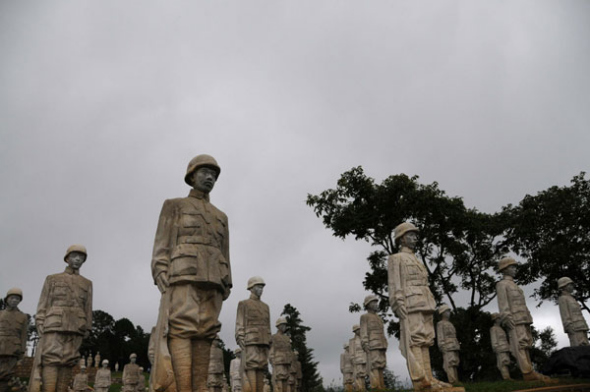 Some 402 sculptures of soldiers from the Chinese Expeditionary Force, which helped defeat Japanese forces during the conflict, have been completed on Songshan Mountain, Longling county, Yunnan province, Sept 3, 2013. [Photo/Xinhua]