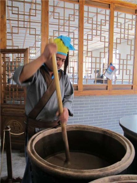 Ingredients are stirred to make Shanxi mature vinegar at Baoyuan Vinegar Workshop in Qingxu county, North China's Shanxi province, Sept 5, 2013. [Photo by Guo Rong/chinadaily.com.cn]