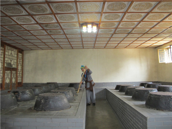 The smoking fermentation section of Baoyuan Vinegar Workshop in Qingxu county, North China's Shanxi province, Sept 5, 2013. [Photo by Guo Rong/chinadaily.com.cn]