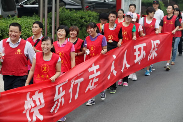 Volunteers promote World Car Free Day on streets in Weifang city, East Chinas Shandong province, Sept 21. [Photo/Xinhua]