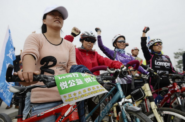 Volunteers take part in a green travel campaign in Yinchuan city, Northwest Chinas Ningxia Hui autonomous region, Sept 22. [Photo/Xinhua]