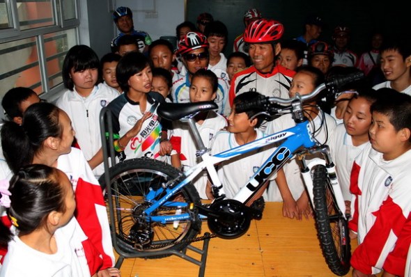 A semi-professional cyclist introduces knowledge of green travel to students at a bicycle club in Xingtai city, North Chinas Hebei province, Sept 22. [Photo/Xinhua]