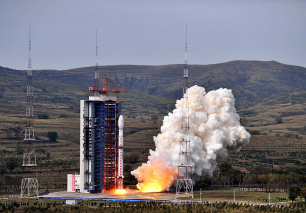 China launches a new meteorological satellite from the Taiyuan Satellite Launch Center in North China's Shanxi province, Sept 23, 2013. [Photo/Xinhua]