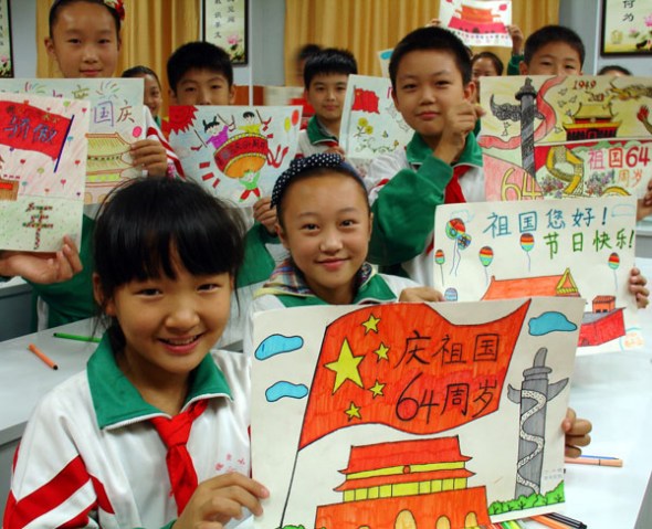 Students display their drawings to celebrate the National Day at a primary school in Xuchang, Central China's Henan province, Sept 26, 2013. [Photo/Asianewsphoto]