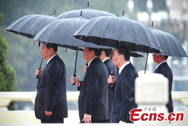 China's top leaders attend the flower baskets laying ceremony in rain at the Monument to the People's Heroes in Tian'anmen Square of Beijing, Oct 1, 2013, the National Day of China. (Photo: Liu Zhen / China News Service)