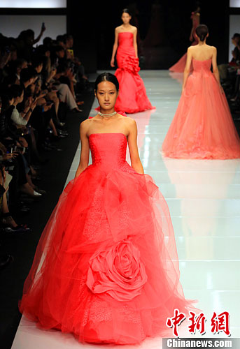 Famed bridal designer Vera Wang showcases her latest bridal and ready-to-wear collections at the Shanghai Fashion Week marking the closing of the event on Oct. 25, 2013. [Photo: China News Service / Pan Suofei]