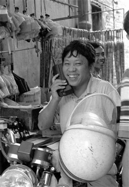 File photo taken in January of 1994 shows a man using a mobile phone on the street of Guangzhou city, capital of South China's Guangdong province. [Photo/Xinhua]