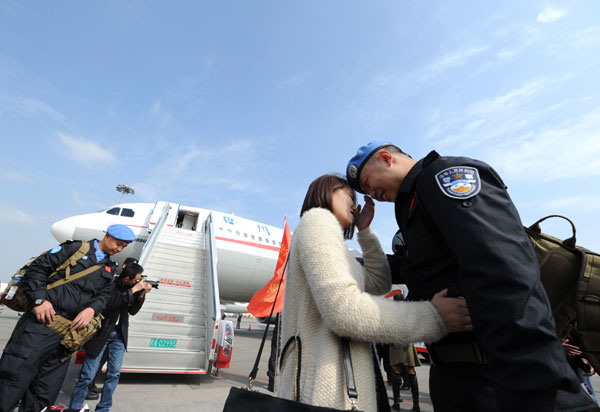 A policeman says goodbye to his girlfriend at Chengdu Shuangliu International Airport on Nov 12, 2013. [Photo by He Haiyang/Asianewsphoto]