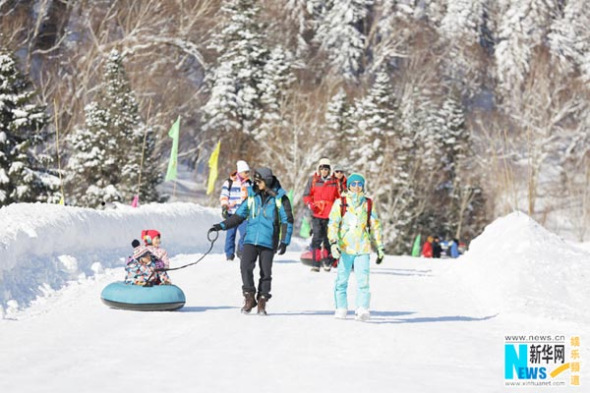 The first season of TV reality show Where are we going, dad ended on December 27, 2013. Five dads in the show burst into tears when they read letters they wrote to their kids. [Photo/Xinhua]