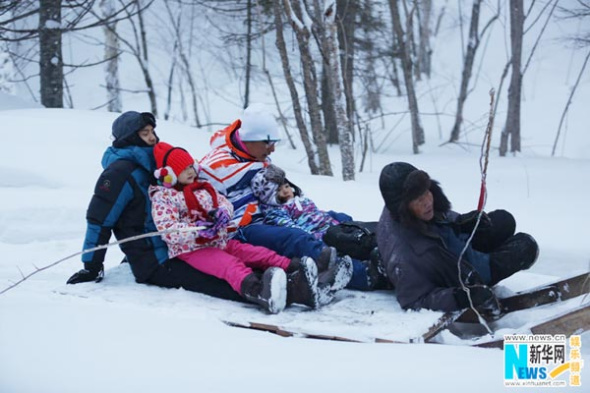 The first season of TV reality show Where are we going, dad ended on December 27, 2013. Five dads in the show burst into tears when they read letters they wrote to their kids. [Photo/Xinhua]