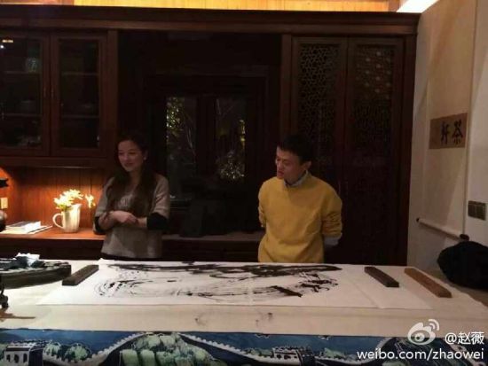 Chinese actress-turned-director Vicki Zhao posts on Sina Weibo (China's twitter) a collection of pictures on Jan. 8 showing she worked on traditional Chinese-style brushstroke painting with Alibaba's billionaire founder Jack Ma. [Photo: Sina Weibo]