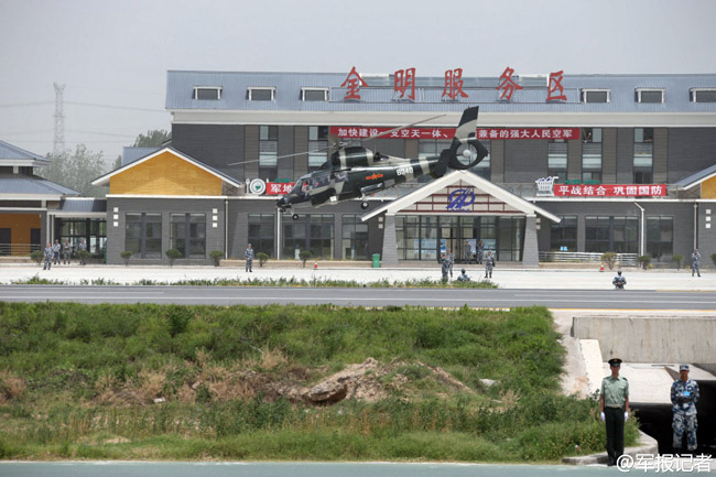 China's air force for the first time test flies warplanes on a highway strip in central China's Henan Province on May 25, 2014. (Photo: chinamil.com.cn)