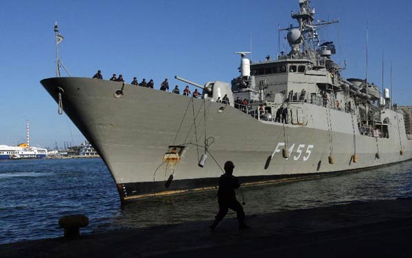 The frigate Salamis, a Greek warship carrying 186 people including 79 Chinese nationals, arrives at Piraeus, Greece, Aug 2, 2014. [Photo/Xinhua]