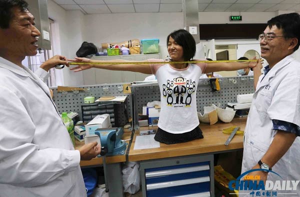 There were no great hopes for Qian to become a champion swimmer at first, with her coach saying: Physical quality means a lot to an athlete. Qian had high amputation, which is rare. She has no legs and is like a boat without rudder. She may easily lose her sense of direction, which will influence her speed in water. [Photo/chinadaily.com.cn]  