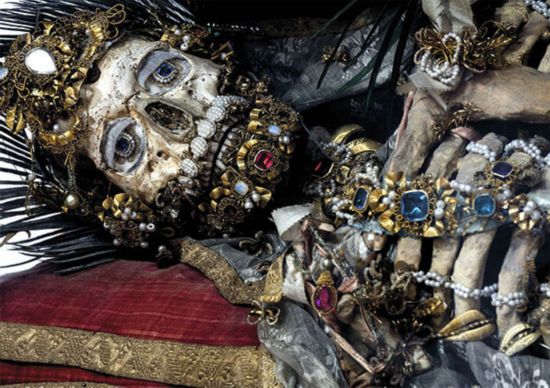 An ancient grave with several bodies covered with gold and jewelry was discovered in Rome, Italy recently. The treasures were confirmed to be true. The identities of the people in the collective graveyard were not confirmed yet. [Photo/chinadaily.com.cn]