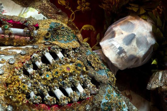 An ancient grave with several bodies covered with gold and jewelry was discovered in Rome, Italy recently. The treasures were confirmed to be true. The identities of the people in the collective graveyard were not confirmed yet. [Photo/chinadaily.com.cn]