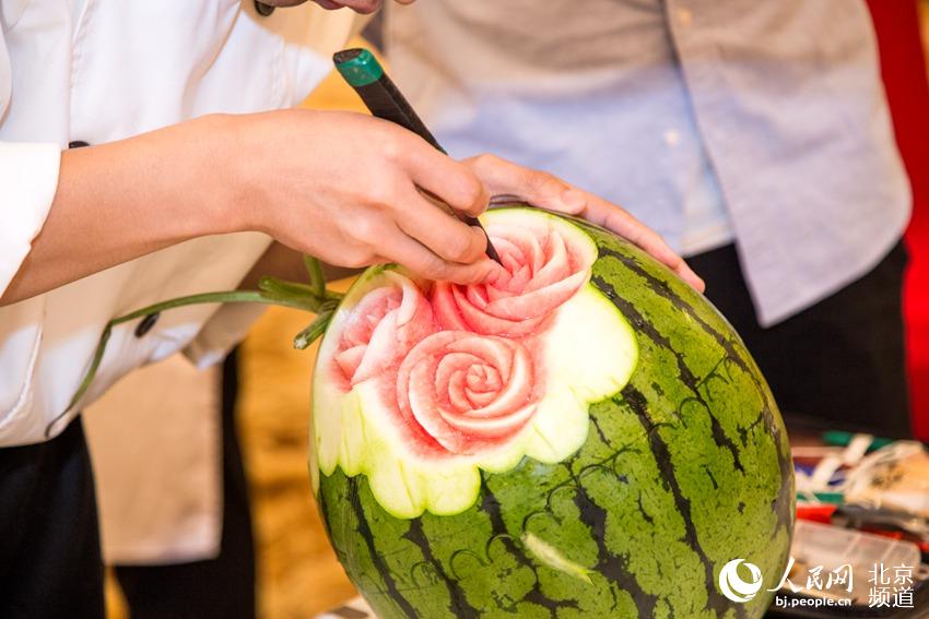 Beijing festival-goers get creative with watermelon