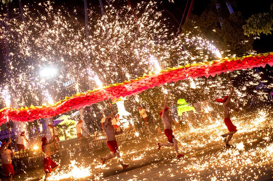 Gorgeous fire dragon dance performed in Hubei