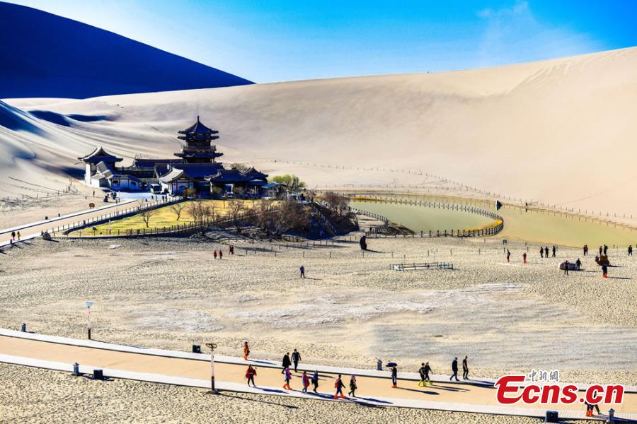 Tourists flock to 'singing sand' in Dunhuang 