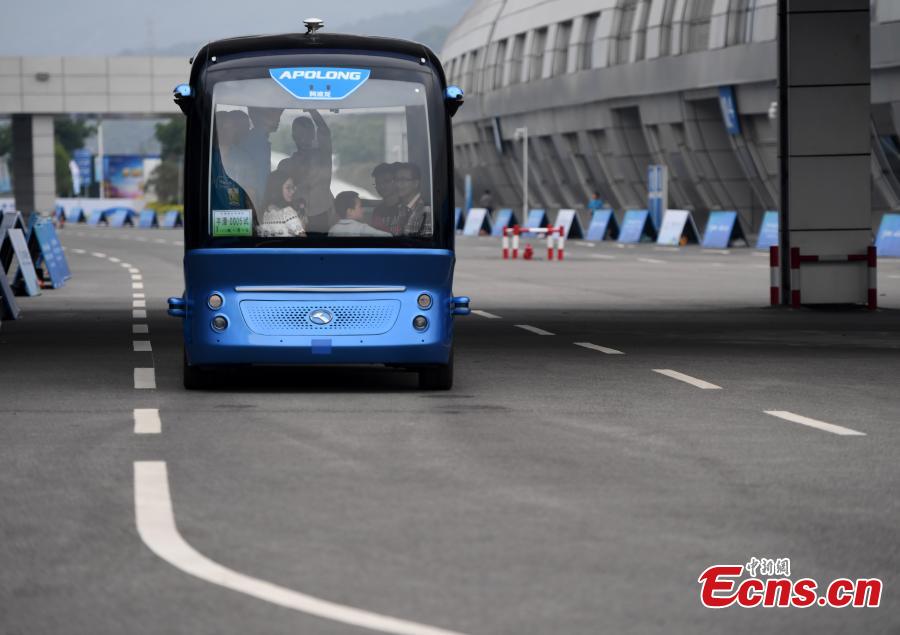 Driverless electric bus offers free ride at Digital China Summit