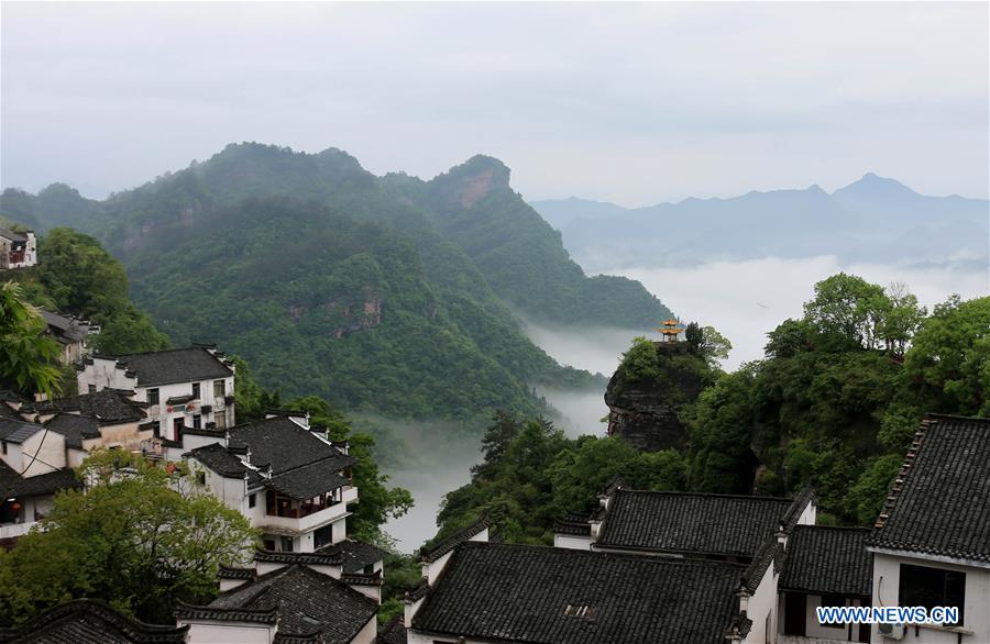 Misty landscapes in Hunan province enchant tourists
