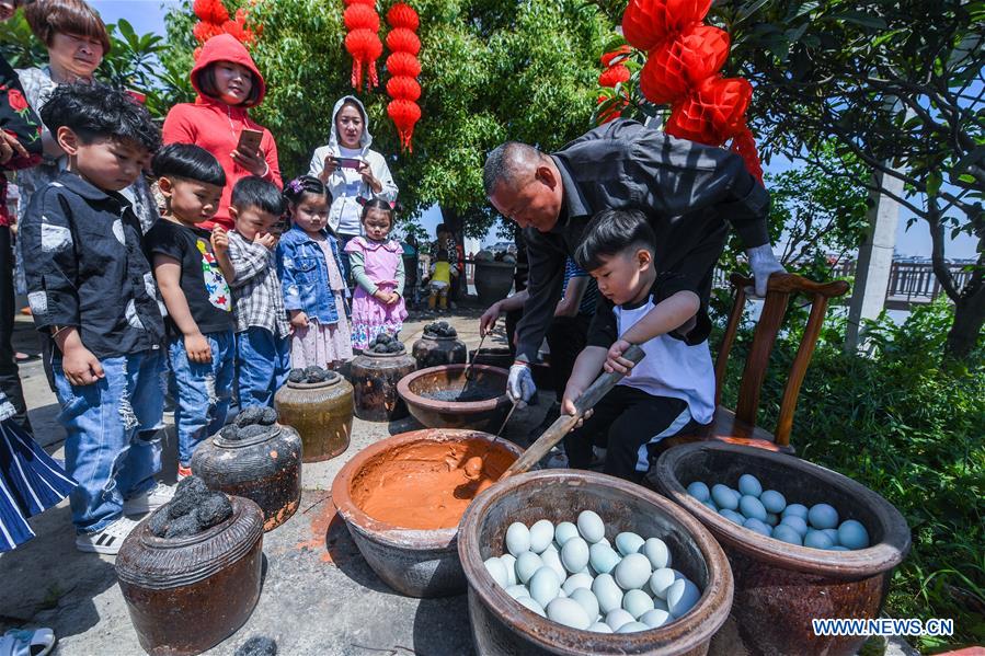 People greet 'Lixia' in Tangqi ancient town