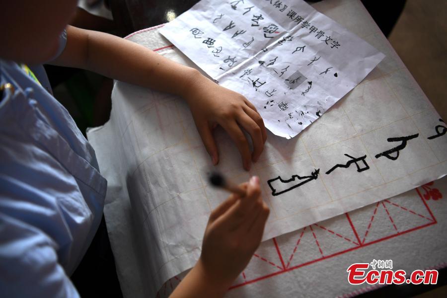Elementary students learn about the 'oracle bone script' 