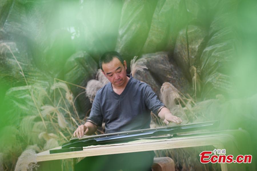 Man dedicated to traditional guqin-making