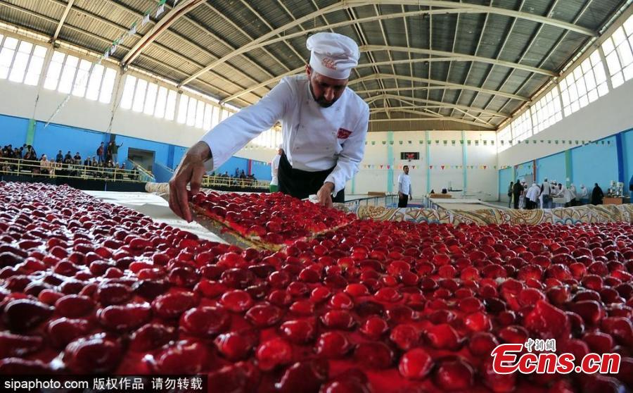 World’s largest strawberry cake made in Algeria 