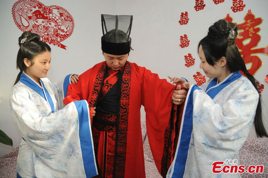 A groom in costume of the Han Dynasty (202 BC-220 AD) prepares for his wedding ceremony held in Xi\'an, Shaanxi Province, March 25, 2013. [Photo: Guo Zeyuan]