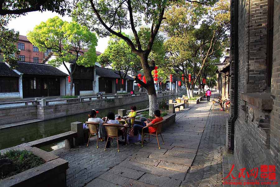 Visitors enjoy themselves outside the ancestral halls. (Chinapic.people.com.cn)