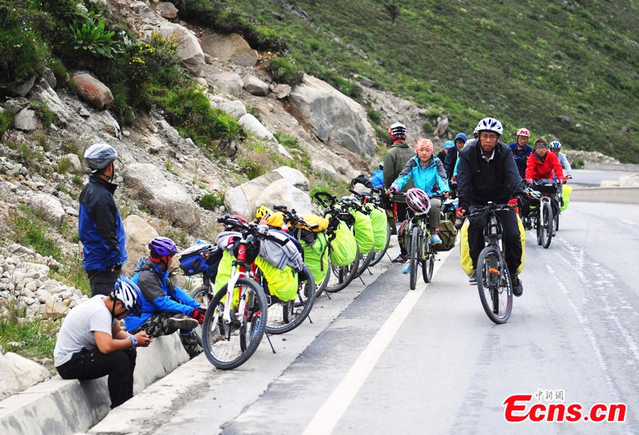 
Photo taken on July 25 shows bicycle riders at the Sichuan-Tibet Highway, a section of China National Highway 318 (G318). Sichuan-Tibet Highway begins in Chengdu of Sichuan on the east and ends at Lhasa in Tibet on the west. [Photo: CNS / Liu Zhongjun]