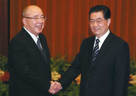 Hu Jintao, general secretary of the Communist Party of China Central Committee, meets Wu Po-hsiung, honorary chairman of the Kuomintang, on Thursday afternoon in the Great Hall of the People in Beijing. Ren Chenming / China News Service 