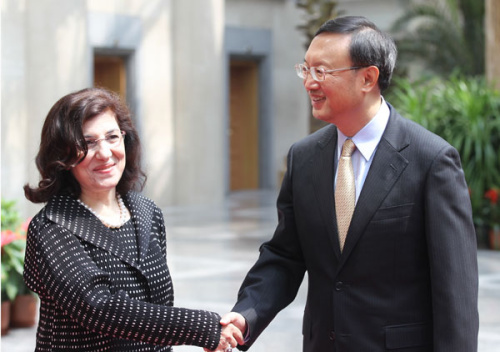 Foreign Minister Yang Jiechi (R) greets Syrian government envoy Bouthaina Shaaban in Beijing on Thursday. (Feng Yongbin/China Daily)