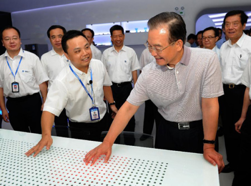 Chinese Premier Wen Jiabao (1st R, front) inspects an LED production company in Guangzhou city of south China's Guangdong province, Aug. 24, 2012. Wen made an inspection tour to Guangdong, the country's major exporter of goods, on Friday and Saturday. (Xi