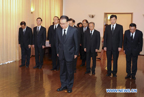 Li Changchun (front), a member of the Standing Committee of the Political Bureau of the Communist Party of China (CPC) Central Committee, mourns the death of Ethiopian Prime Minister Meles Zenawi at the country's embassy in Beijing, capital of China, Aug.