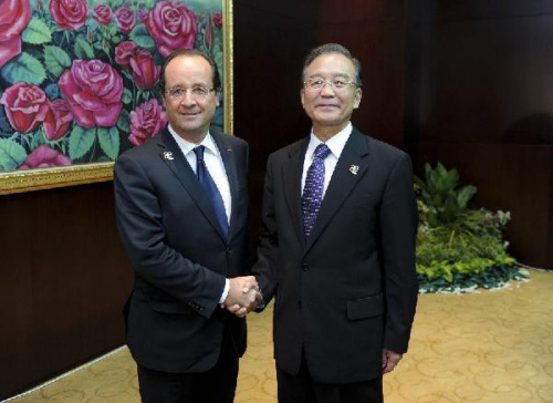 Chinese Premier Wen Jiabao (R) meets with French President Francois Hollande in the Lao capital of Vientiane on Nov. 5, 2012. They were in Vientiane to attend the 9th Asia-Europe Meeting (ASEM) Summit which opened on Monday. (Xinhua/Zhang Duo)