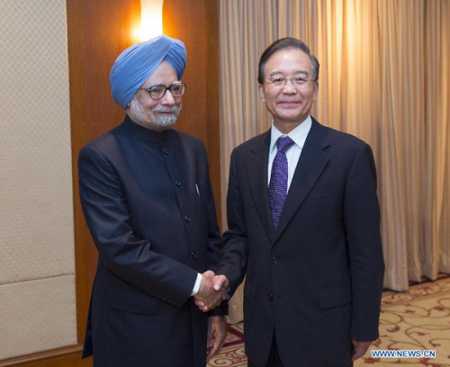 Chinese Premier Wen Jiabao (R) shakes hands with Indian Prime Minister Manmohan Singh during a meeting in Phnom Penh, Cambodia, Nov. 19, 2012.(Xinhua/Wang Ye)