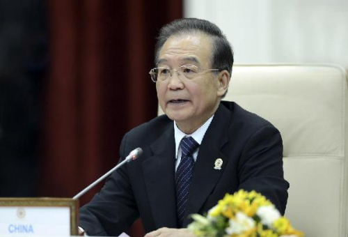 Chinese Premier Wen Jiabao delivers a speech during the 15th China-ASEAN summit in Phnom Penh, Cambodia, Nov. 19, 2012. Chinese Premier Wen Jiabao and leaders of ASEAN countries attended the summit here on Monday. (Xinhua/Zhang Duo)