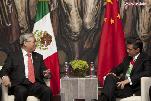 Lu Yongxiang (L), Chinese President Hu Jintao's special envoy and vice chairman of the Standing Committee of the National People's Congress of China, meets with Mexico's President Enrique Pena Nieto in Mexico City, capital of Mexico, on Dec. 1, 2012. (Xinhua/Shi Sisi)