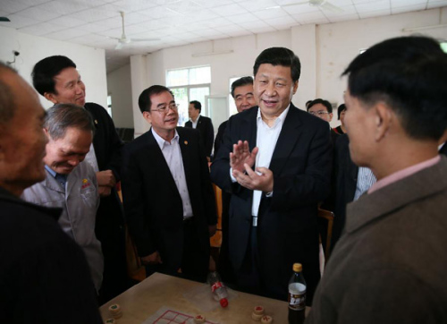 Photo released on Dec. 11, 2012 shows Xi Jinping (C), general secretary of the Communist Party of China (CPC) Central Committee and chairman of the CPC Central Military Commission (CMC), talks with villagers at an entertainment center for the seniors in Huanglong Village in Shunde, south China's Guangdong Province. Xi made an inspection tour in Guangdong from Dec. 7 to Dec. 11. (Xinhua/Lan Hongguang)