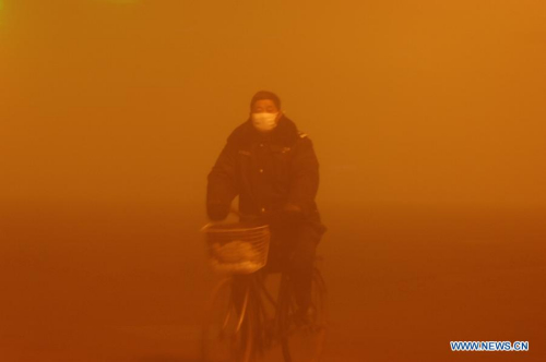 A citizen rides amid fog in Hefei, east China's Anhui Province, Jan. 28, 2013. The National Meteorological Center (NMC) issued a blue-coded alert on Jan. 27 as foggy weather forecast for the coming two days will cut visibility and worsen air pollution in some central and eastern Chinese cities. (Xinhua/Yang Xiaoyuan) 