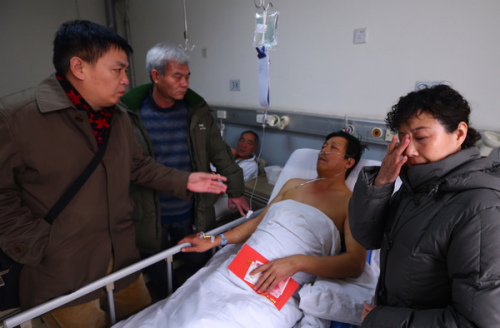 Li Shuwen receives money donated by couples whose only child has died at Beijing's You'anmen Hospital on Sunday. A road accident left Li and his wife Liu Juan, also a childless couple, seriously injured. [CHAI CHENG / FOR CHINA DAILY]